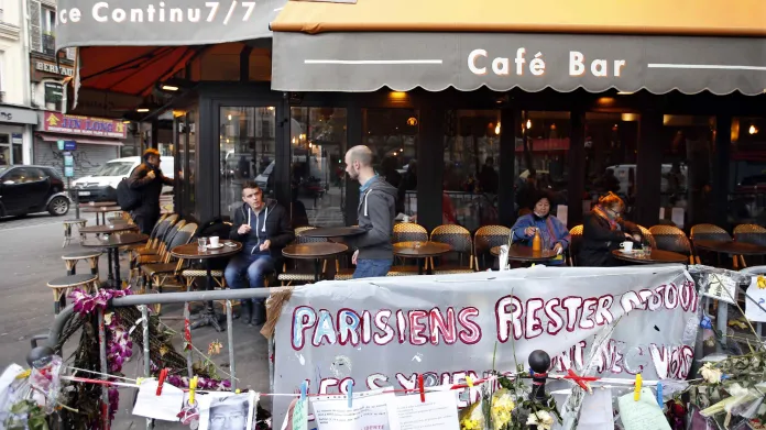 Kavárna La Bone Biere, v níž útočili teroristé, je opět v provozu