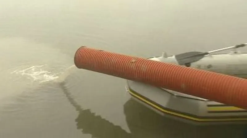 Voda vytékající ze svahu