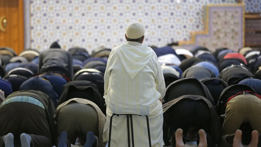 Modlení v pařížské Velké mešitě