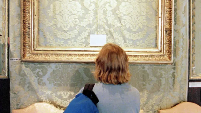 Prázdné rámy po ukradených obrazech v Muzeu Isabelly Gardnerové