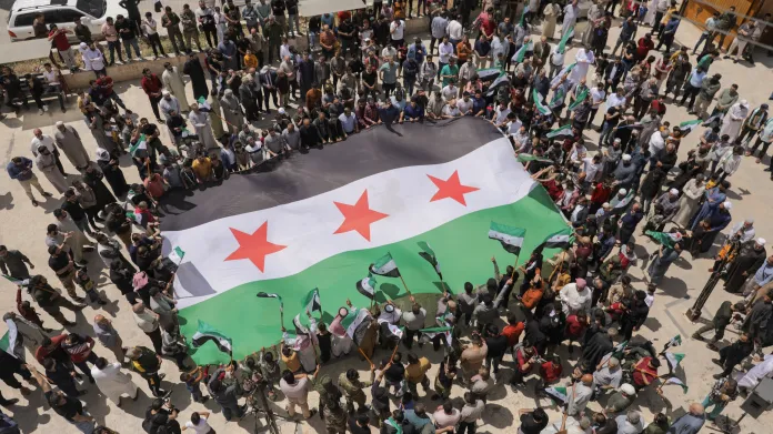 Protest proti sbližování arabských států s Asadem v syrském městě Azaz