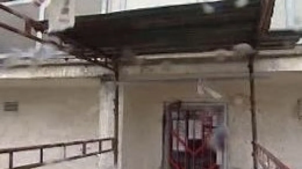 Panelový dům, ze kterého spadl kus betonu