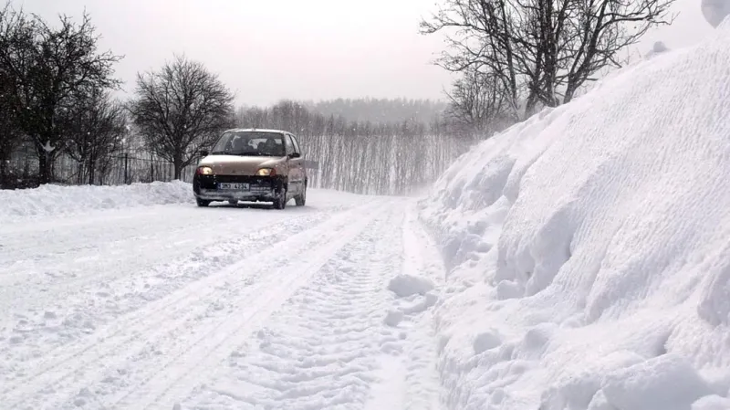 Zcela zasněžená silnice