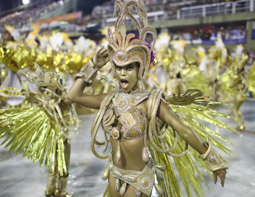 Účastníci karnevalu ze školy samby Viradouro na sambodromu během prvního dne karnevalového průvodu v Riu de Janeiro