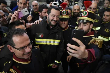 Jednou policista, podruhé hasič. Salvini je „ministr uniforem“, hrozí mu ale pokuta