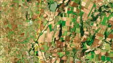 Rozdíl mezi velikosti polí v Rakousku (vlevo) a na Moravě (vpravo) je ze satelitu skvěle vidět