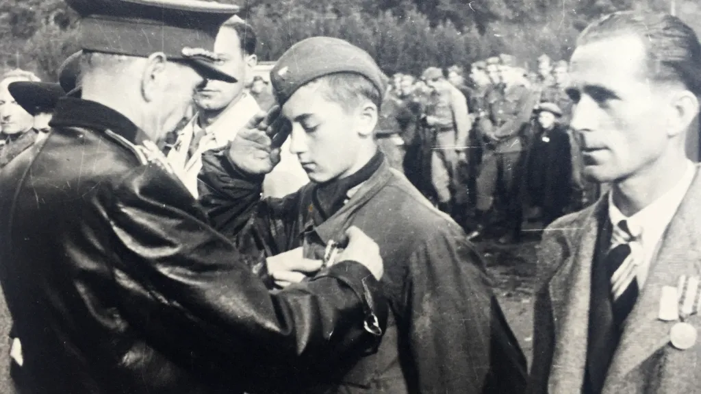 Jan Hronek dostává vyznamenání za chrabrost (1945)