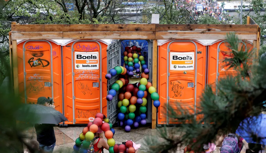 I balonková chobotnice má své potřeby. Během pochodu Pride Parade se v Praze toto duhové stvoření pokoušelo dostat do toalety, která ho nesvedla pojmout