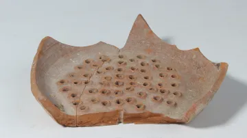 Střepiny nádob z hrnčířské dílny, které archeologové nalezli v centru Brna