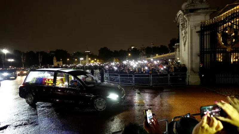 Do Buckinghamského paláce dorazil smuteční průvod s rakví královny Alžběty II. za potlesku tisíců přihlížejících