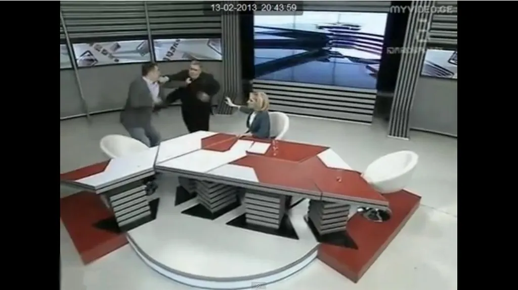 Debata dvou politiků se zvrtla v bitku
