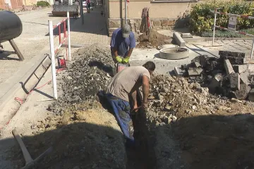 Rozpočty obcí a krajů jsou ve vysokých přebytcích. Investujte, vybízí je Stanjura i Schillerová