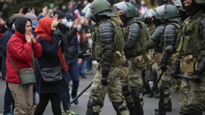 Podzimní protesty v běloruském Minsku a zásah policie a vojáků