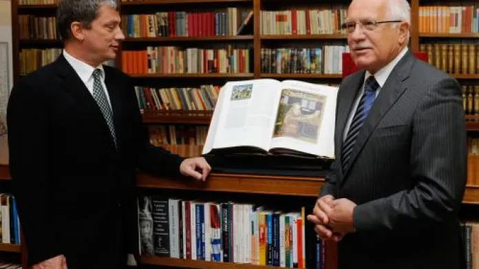 Prezident Václav Klaus převzal z rukou generálního ředitele nakladatelství Euromedia Group Andrease Kaulfusse svazek limitovaného vydání Bible. Kniha obsahuje reprodukce středověkých kreseb a je vytištěna na kvalitním papíře se zlatotiskem.
