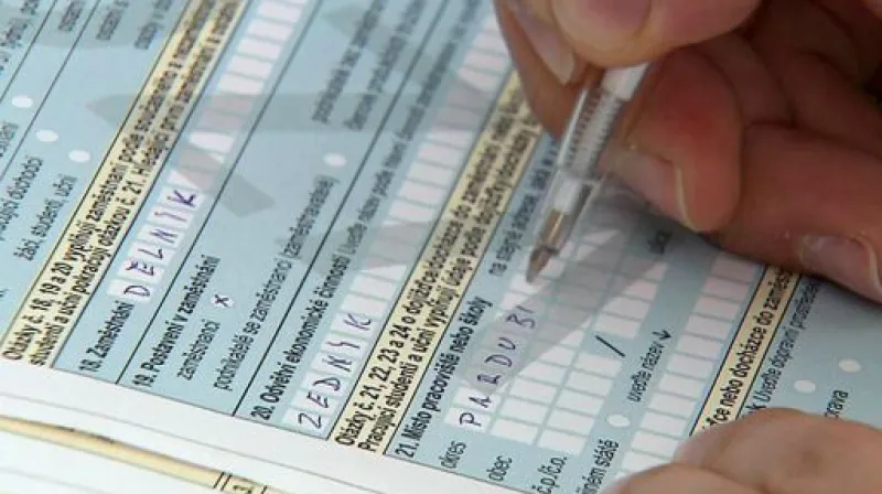 Komisaři začínají roznášet sčítací formuláře