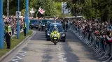Smuteční procesí vezoucí rakev s královnou Alžbětou II. projíždí skotským městem Aberdeen