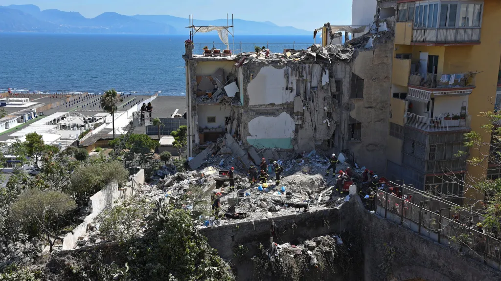V troskách domu nedaleko Neapole zemřelo osm lidí