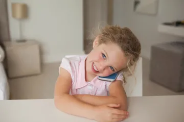 Žáci ZŠ ve Vsetíně u sebe nebudou moci mít mobily. Části rodičů se to nelíbí