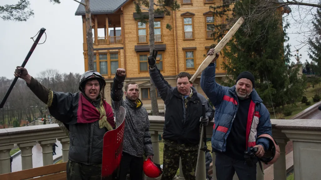 Ukrajinci pózují před opuštěným sídlem Viktora Janukovyče v Mežyhirja