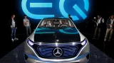 Překvapení na pařížském salonu připravila automobilka Mercedes se svým konceptem SUV Generation EQ (zkratka „elektrická inteligence“ spojuje koncepty elektrifikace a umělé inteligence). Model půjde do výroby asi už v roce 2020.  Kamery místo zrcátek (legislativa EU povolí už v roce 2017), motor o síle 408 koní a 700 Nm, dojezd 500 km.