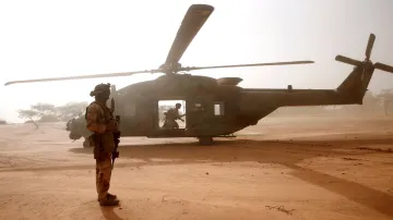 Francouzské síly využívají v Sahelu armádní helikoptéry