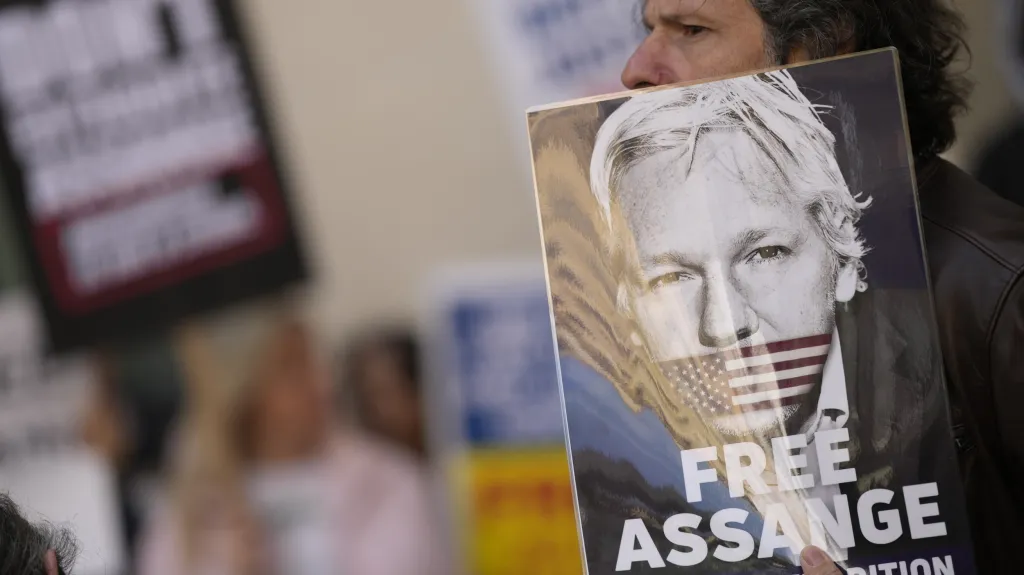 Transparenty na podporu Juliana Assange před soudem (20. 4. 2022)