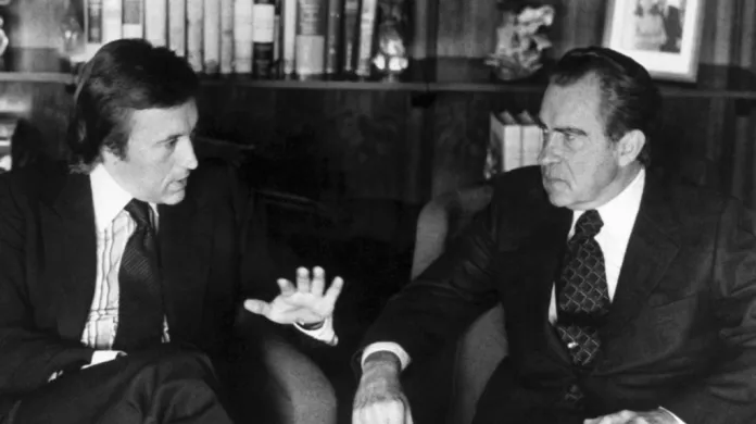David Frost (vlevo) při rozhovoru Richardem Nixonem (vpravo) v roce 1977
