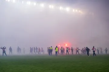 Policie po derby vyšetřuje i napadení v sektoru hostí či poničení sedaček