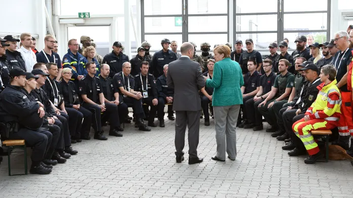 Merkelová se sešla s policisty, kteří byli v Hamburku během summitu nasazeni