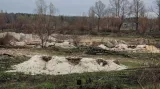 Zákopy vykopané ruskými silami v radioaktivní půdě lesa nedaleko jaderné elektrárny