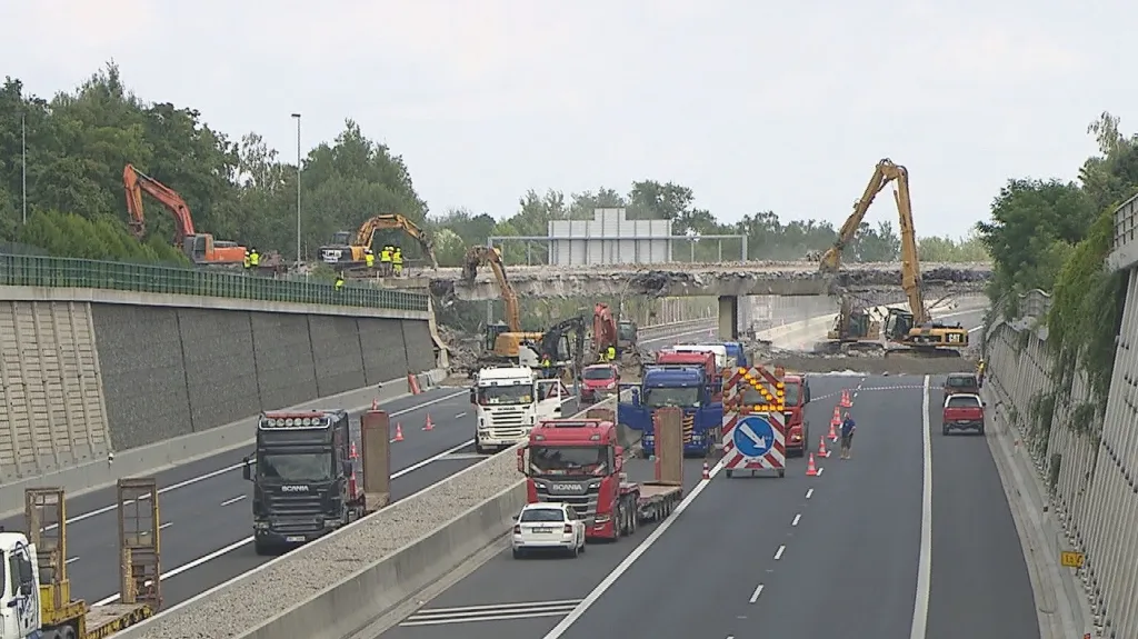 Práce na odstranění mostu nad D11 v Horních Počernicích