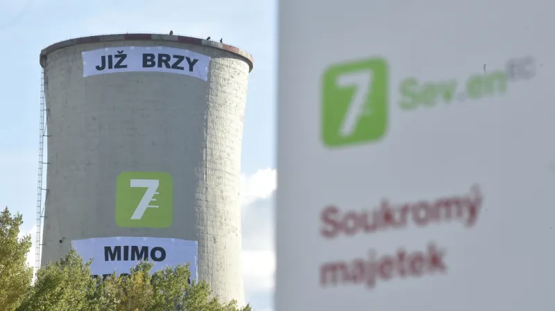 Protestní transparenty na chvaletické elektrárně