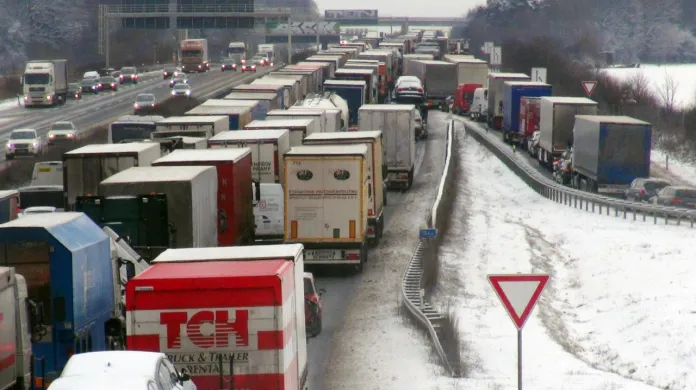 Sníh způsobil zácpy na německých dálnicích