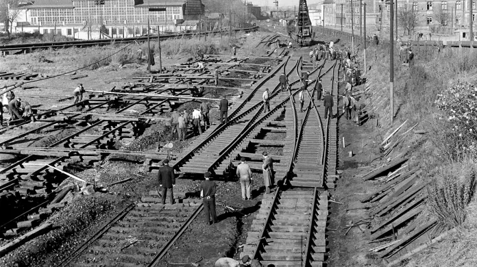 Pokládka kolejí v centru města - Ostrava před rokem 1989