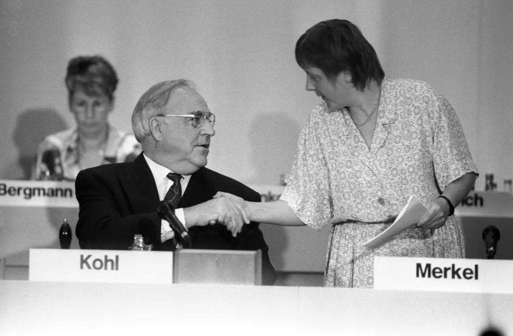 Ve vládě Helmuta Kohla se v lednu 1991 stala spolkovou ministryní pro ženy a mládež. Fotografie z roku 1992 vznikla během zasedání stranického výboru CDU v Bonnu