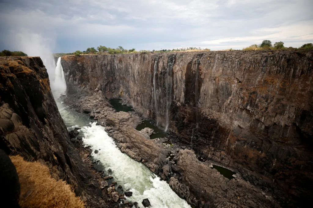 Nízká hladina vody odhalila, co se skrývá pod Viktoriinými vodopády v Zimbabwe