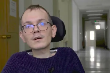 Příspěvek na péči pokryje jen zlomek potřeb, říká aktivista se svalovou atrofií