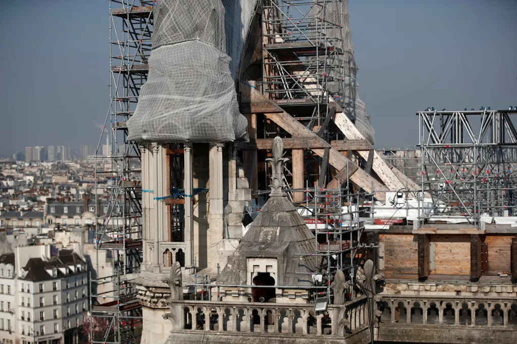 Francouzský prezident Emmanuel Macron, starosta Paříže Anne Hidalgo a generál francouzské armády Jean-Louis Georgelin navštívíli katedrálu Notre-Dame, která byla poškozena ničivým požárem před dvěma lety