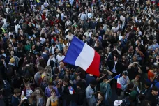 Francouzské volby zřejmě nečekaně vyhrál levicový blok. Premiér Attal podá demisi