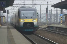 Krádež zkomplikovala provoz na železnici mezi Prahou a Ostravou, ovlivnilo to i dopravu hokejových fanoušků