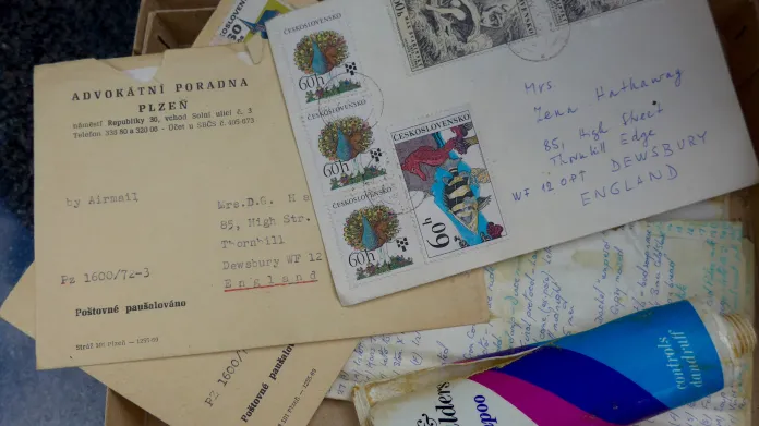 Dopisy pro Hathawayovu ženu (i od advokáta) a tuba od šamponu, v které kazatel propašoval z vězení své zápisky