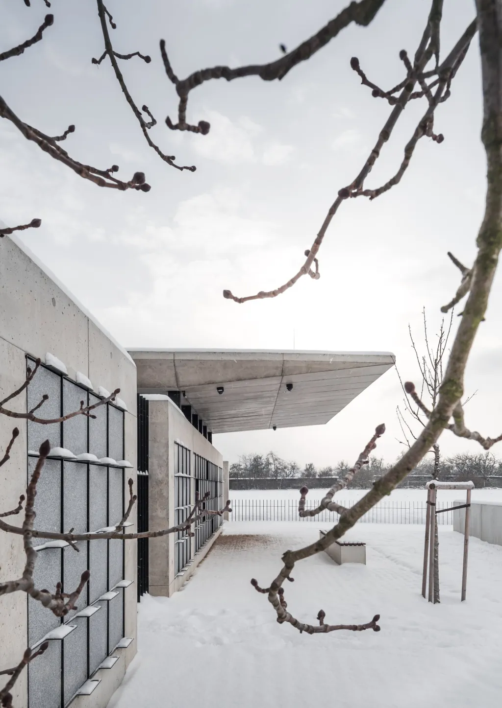 Porota k tomuto projektu uvedla: Architektonické řešení a estetika hřbitova působí přirozeně, vše je navrženo citlivě ke stávající krajině, jakoby se ani nic nezměnilo