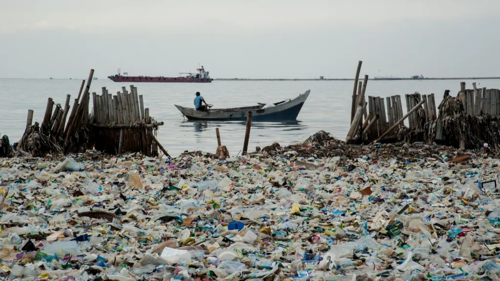 Plastové „přehrady“ v Indonésii