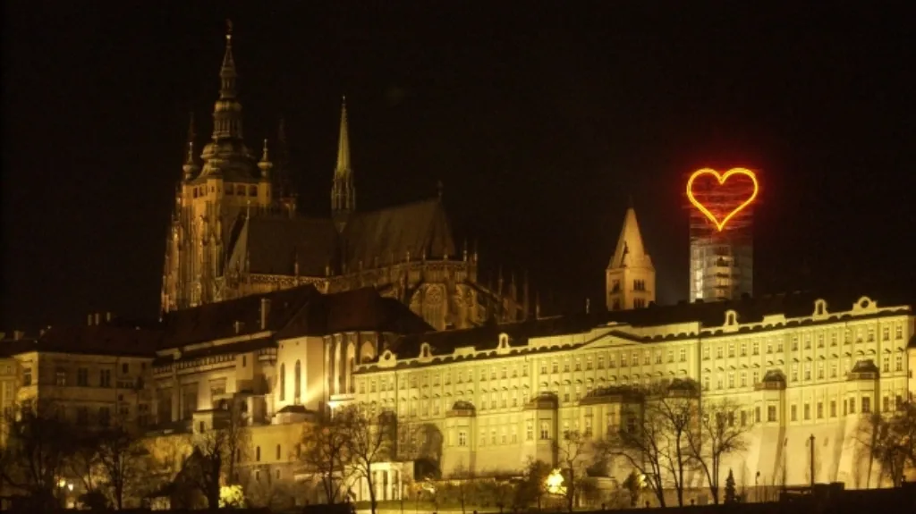 Neonové srdce nad Pražským hradem