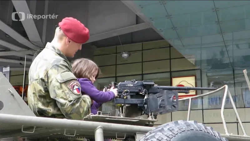 iReportér: Armádní náborový den v OC Flora