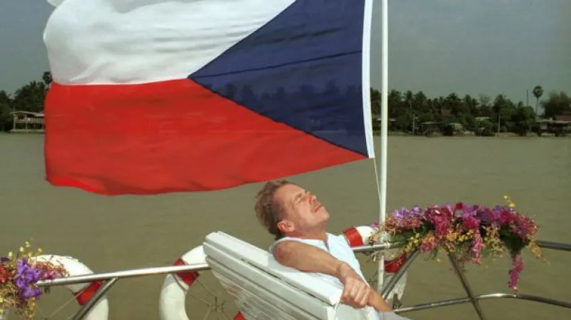 Na snímku Igora Zehla se prezident Václav Havel sluní na palubě lodi cestou z Bangkoku v únoru 1994.