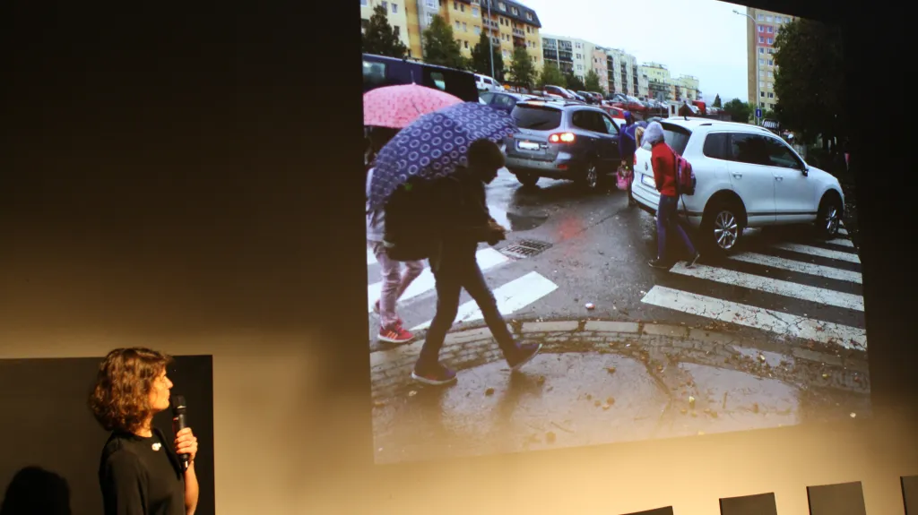 Blanka Klimešová ukazuje ranní automobilový chaos před školou