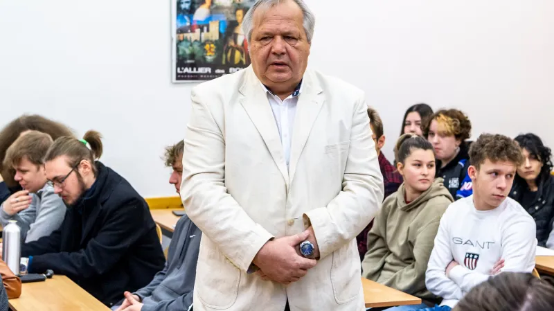 Ředitel školy Roman Jireš na setkání se studenty