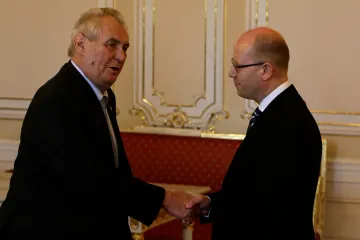 Důvěra v prezidenta a Sobotkův kabinet se po vládní krizi výrazně propadla