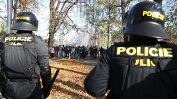Policisté střeží demonstraci v Ostravě